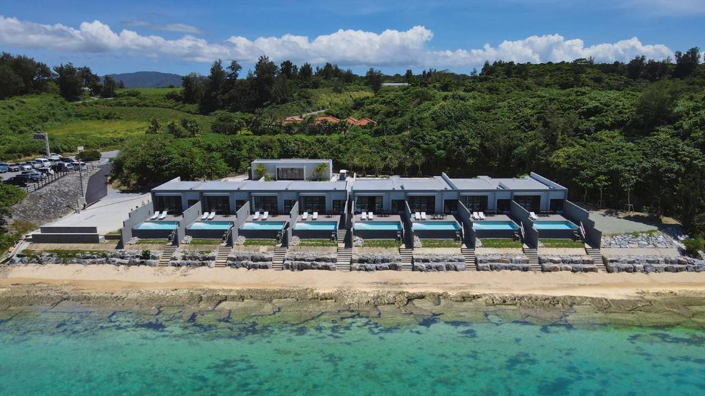 una vista aerea di un resort sulla spiaggia di Feliz Villa Suite Kourijima View a Nago