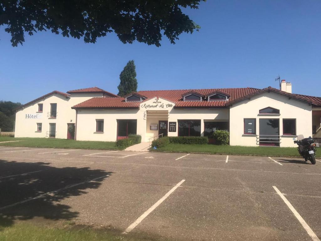 un parcheggio di fronte a un edificio bianco di La Villa de l Embusade GUESTHOUSE a Pont-à-Mousson