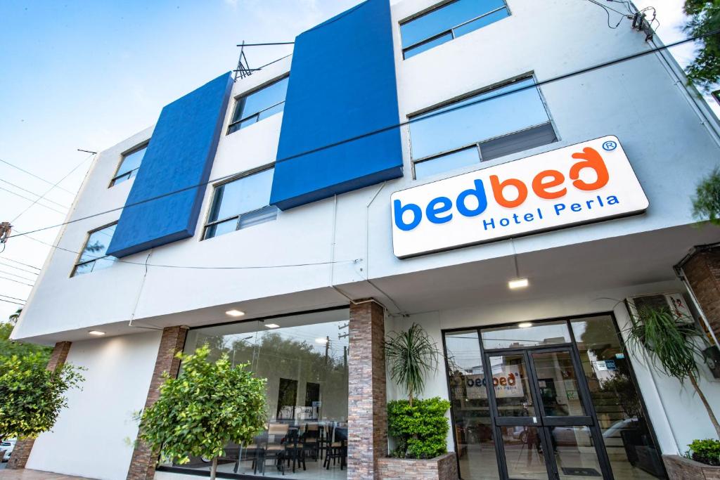 Un edificio con un cartello ospedaliero di beagle di Bed Bed Hotel Perla a Torreón