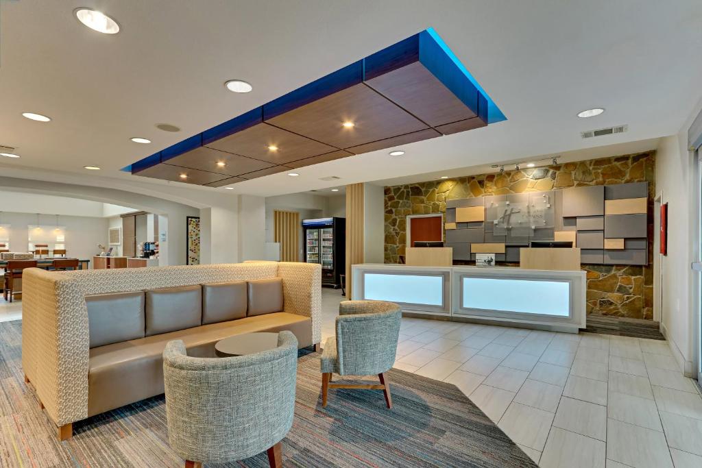 Una cocina o kitchenette en Holiday Inn Express Hotel and Suites Weatherford, an IHG Hotel