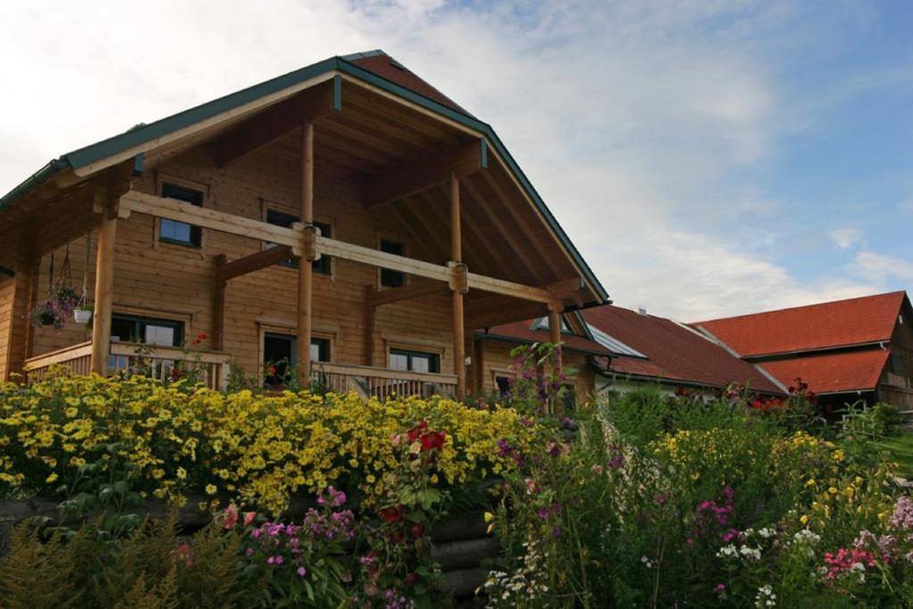 En hage utenfor Ferienwohnungen am Bio-Bauernhof Herdengl