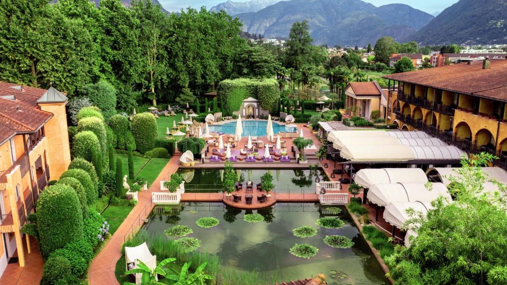 eine Luftansicht eines Herrenhauses mit Pool in der Unterkunft Giardino Ascona in Ascona