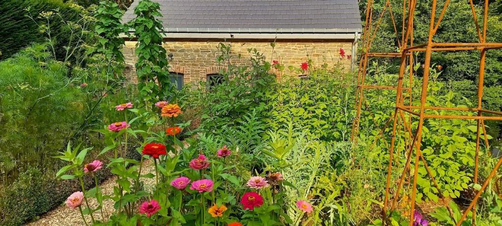 un jardin fleuri devant un bâtiment dans l'établissement La Faironnière, à Hamoir