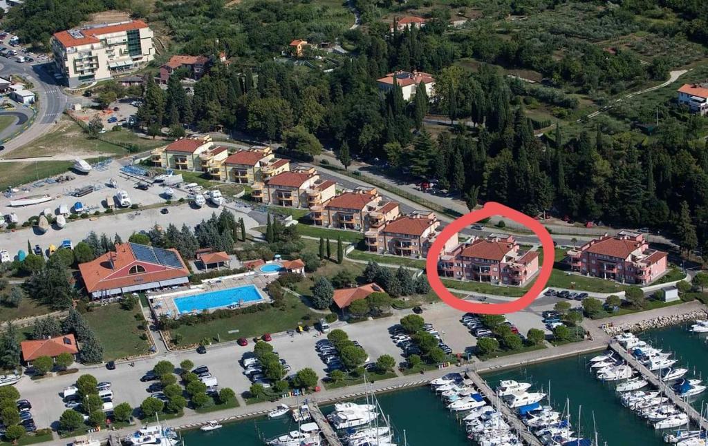 ポルトロスにあるApartment Residence Marina Portorož LEVANT 203の家と船のマリーナの空中風景