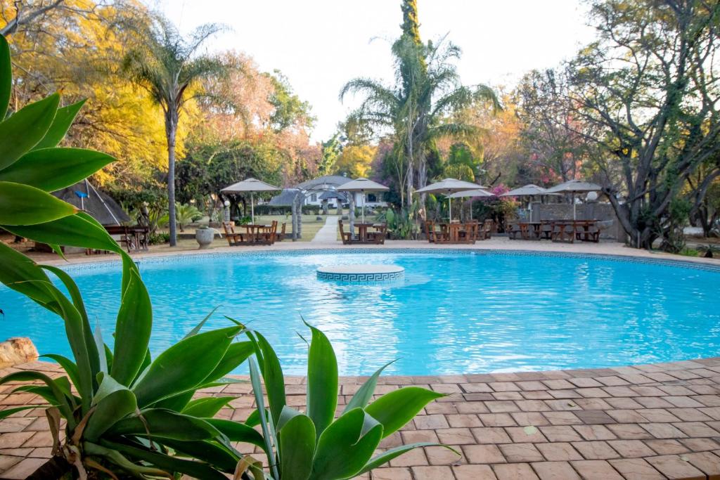 Poolen vid eller i närheten av BON Hotel Rustenburg