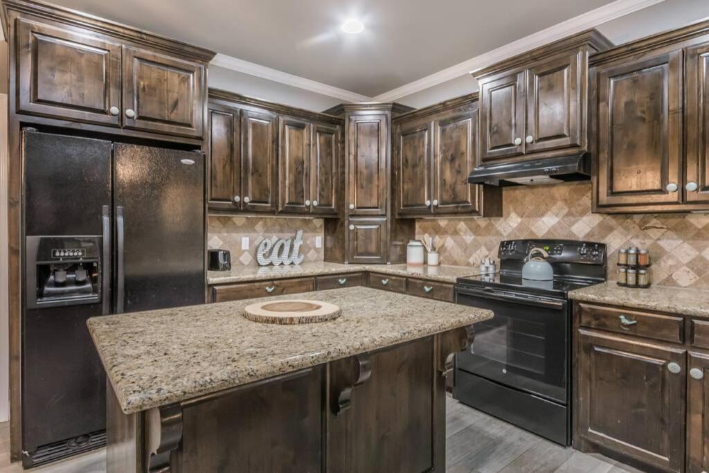 Η κουζίνα ή μικρή κουζίνα στο Cheerful 3 Bedroom Home, King Bed, 10 min from Palo Duro Canyon, Fireplace, Washer Dryer