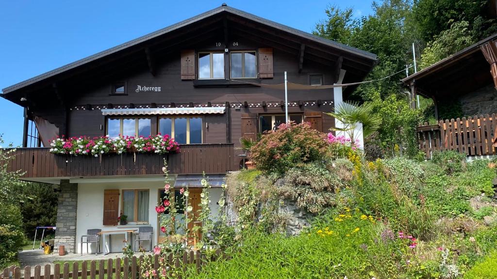 una casa con dei fiori davanti di Chalet Acheregg a Wengen