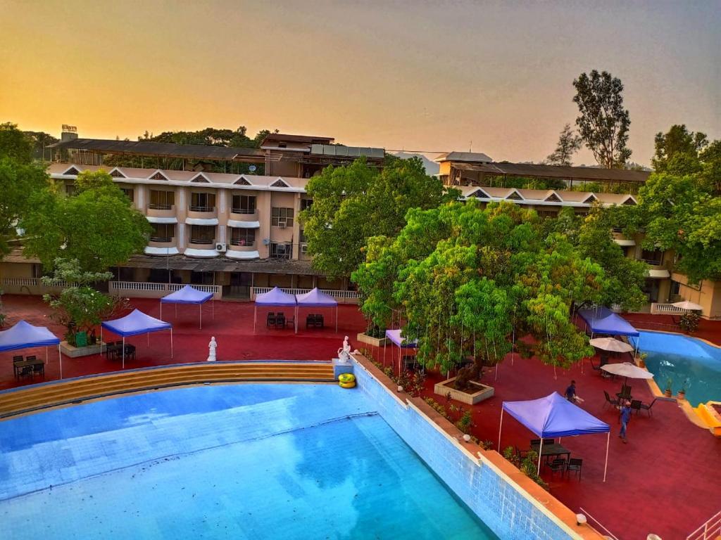 ロナバラにあるAron Resort Lonavala - Near Old Mumbai Pune Highwayのホテルのプールのオーバーヘッドビュー