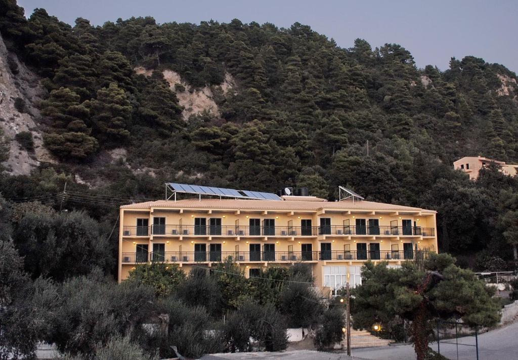 un edificio di fronte a una montagna di Glyfada Beach Hotel a Glifada (Glyfada)