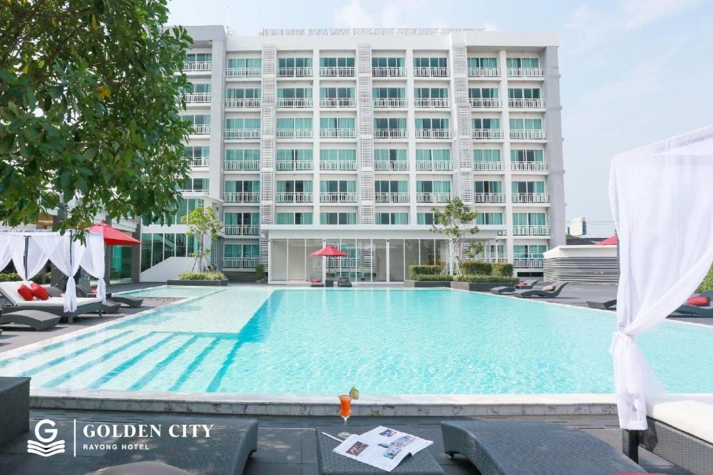 สระว่ายน้ำที่อยู่ใกล้ ๆ หรือใน Golden City Rayong Hotel