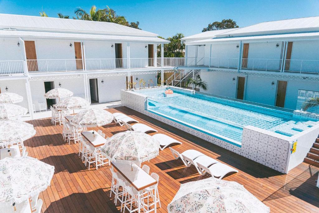 un resort con piscina, tavoli e sedie di Bounce Noosa a Noosaville