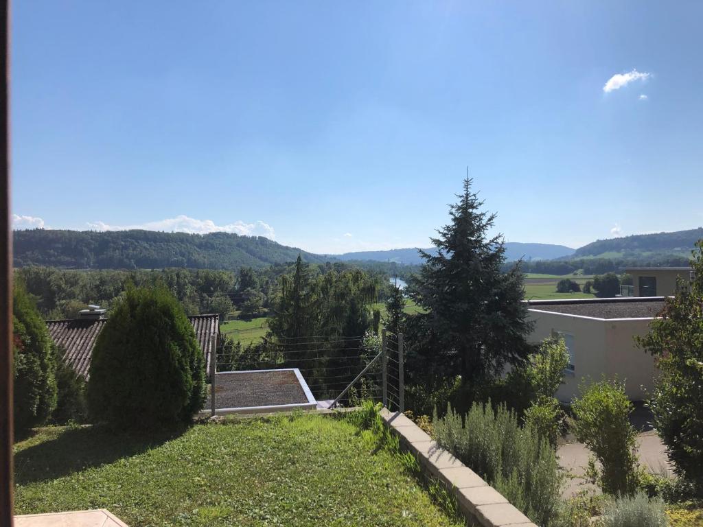 a view of a garden with mountains in the background at Gästezimmer Erlinsbach bei Aarau, zwischen Aare und Jura in Niedererlinsbach