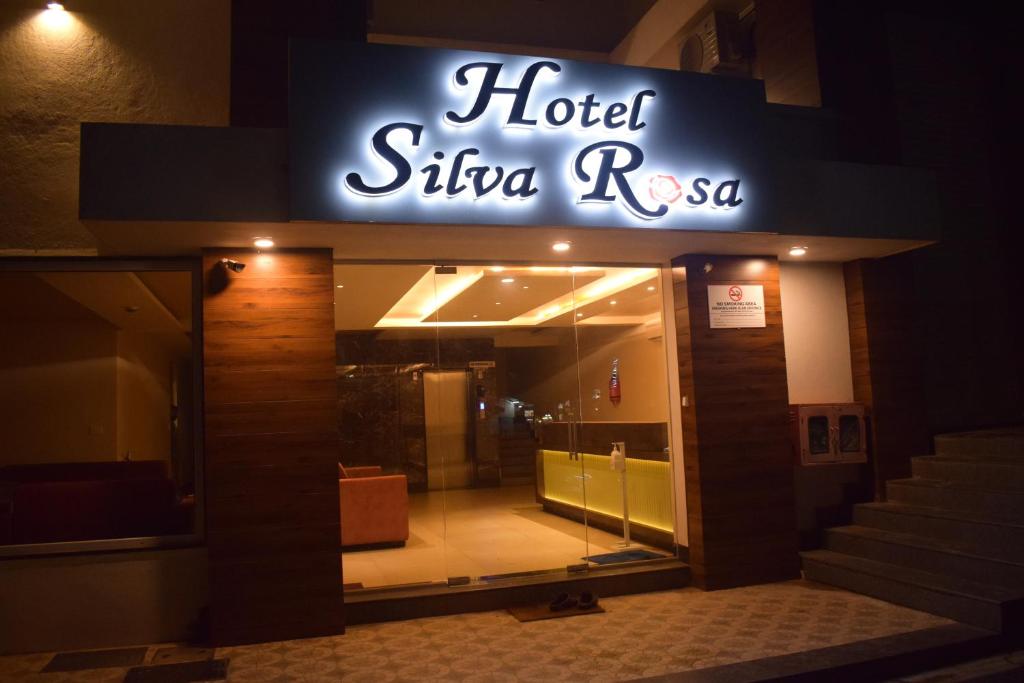 uma placa de hotel na frente de um edifício em Hotel Silva Rosa em Colva