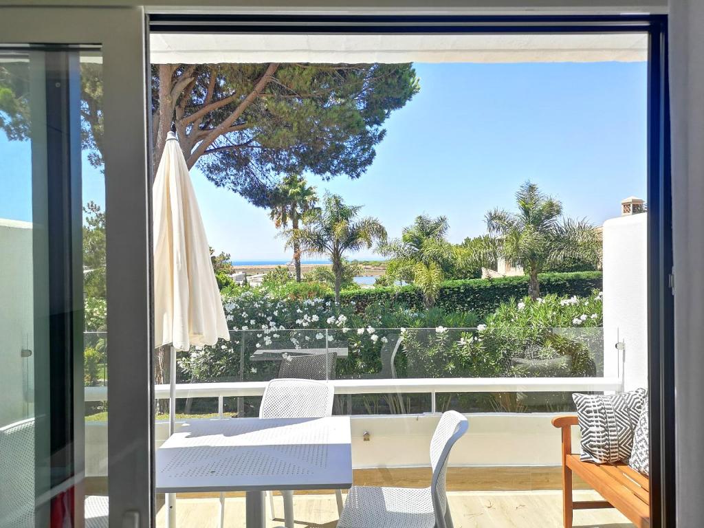 - une vue sur l'océan depuis le balcon d'une maison dans l'établissement Victory Village 16F, à Quinta do Lago