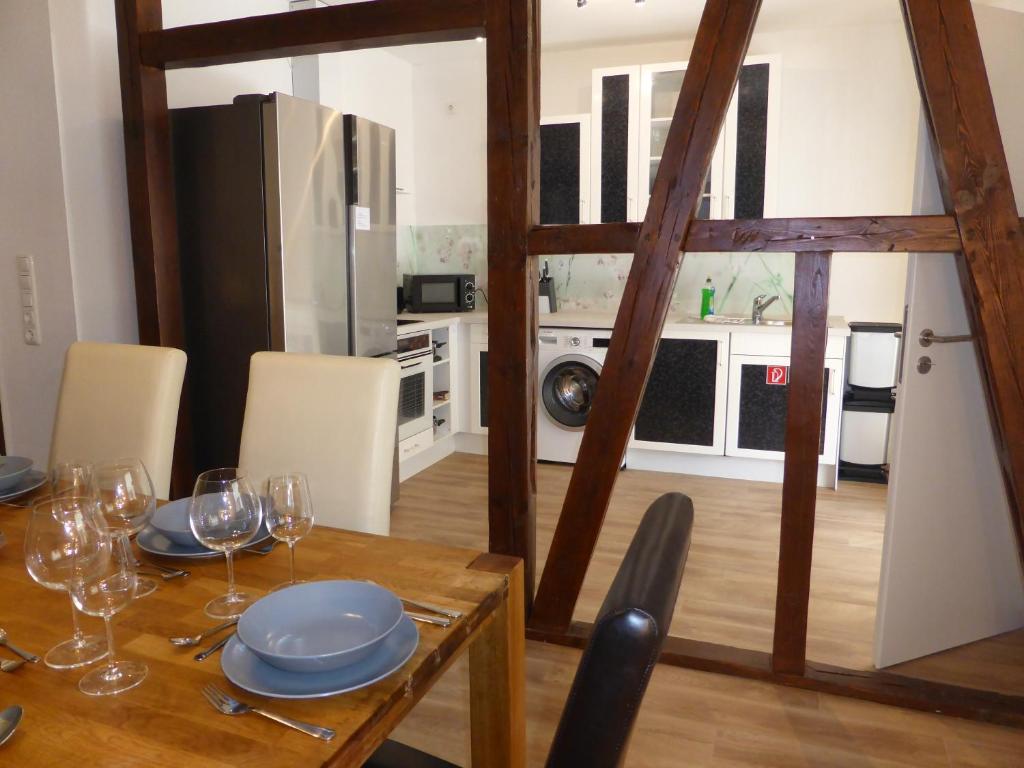 una sala da pranzo con tavolo e una cucina di Apartment Ferienwohnung Martin Luther, 3 Schlafzimmer, free WiFi, Nähe Zentrum, klimatisiert, hell, offen, sehr schön, a Jena