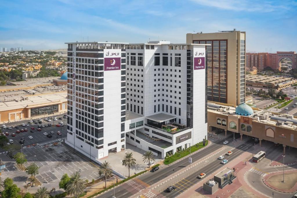 una vista aérea de un gran edificio blanco en una ciudad en Premier Inn Dubai Ibn Battuta Mall, en Dubái