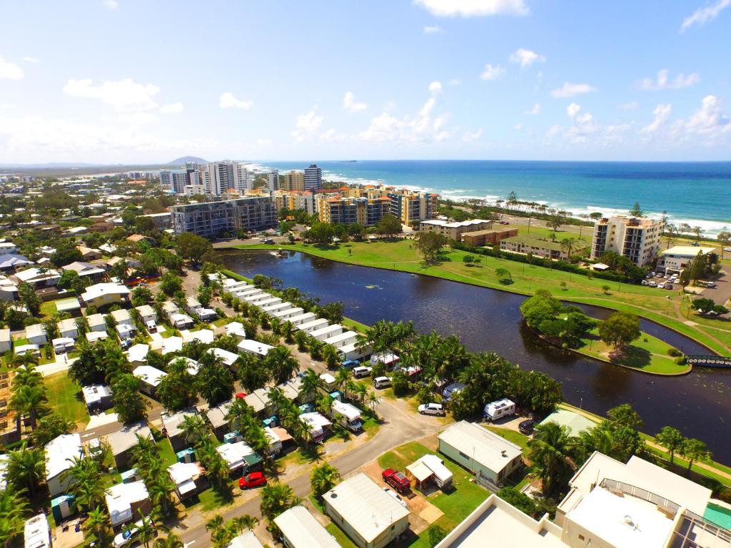 una vista aerea di una città e dell'oceano di Alex Beach Cabins and Tourist Park ad Alexandra Headland