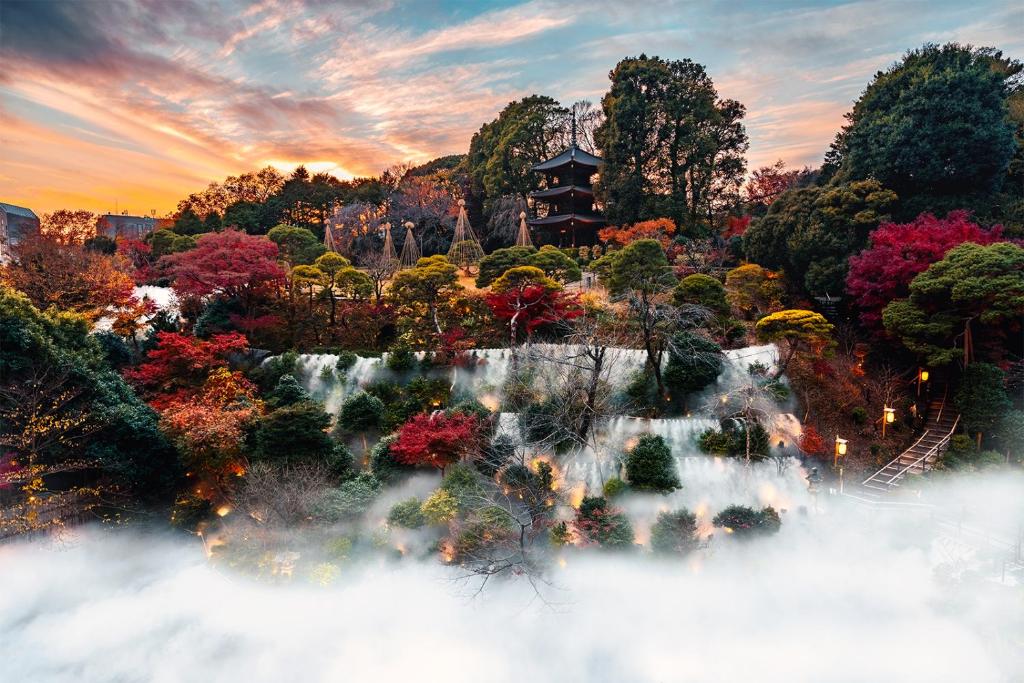 東京にあるホテル椿山荘東京の滝のある森の中の塔