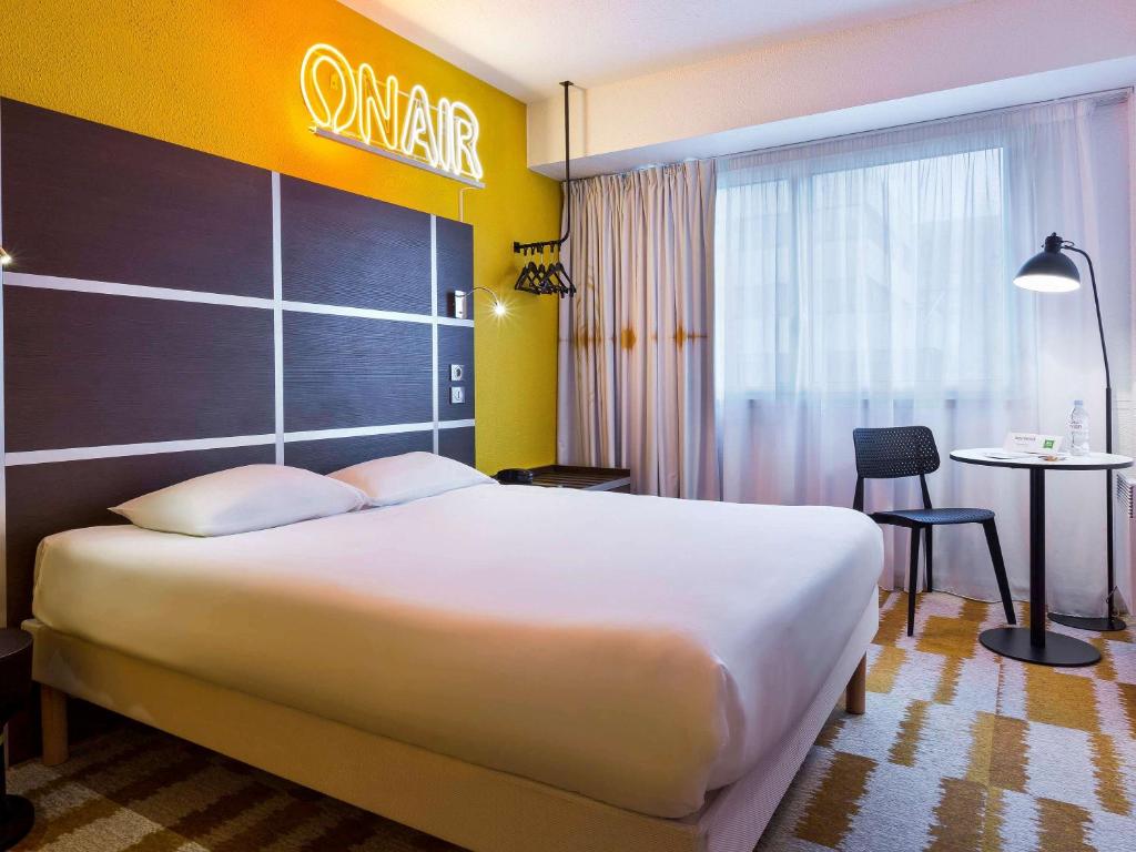 Cama ou camas em um quarto em ibis Styles Massy Opéra