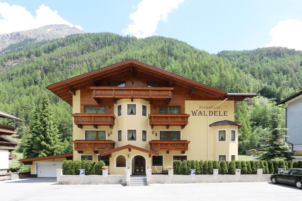 um grande edifício em frente a uma montanha em Waldele em Sölden