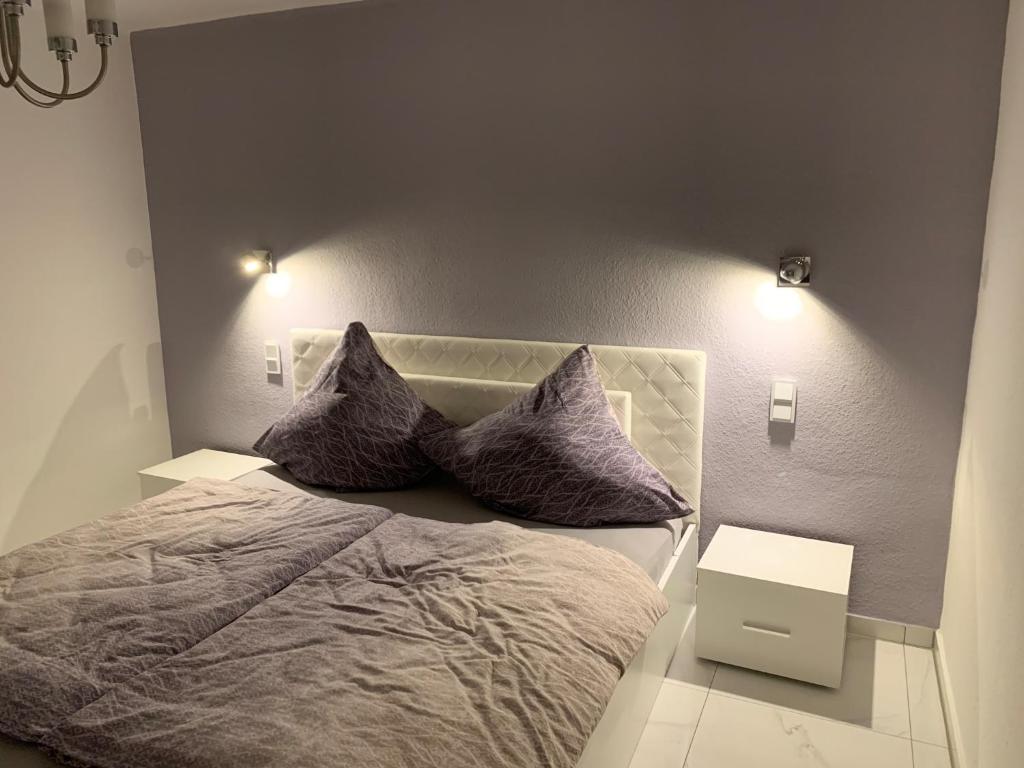 凯奇Moderne 2 Zimmer Wohnung mit Vollausstattung的一间卧室配有一张带两个枕头的床