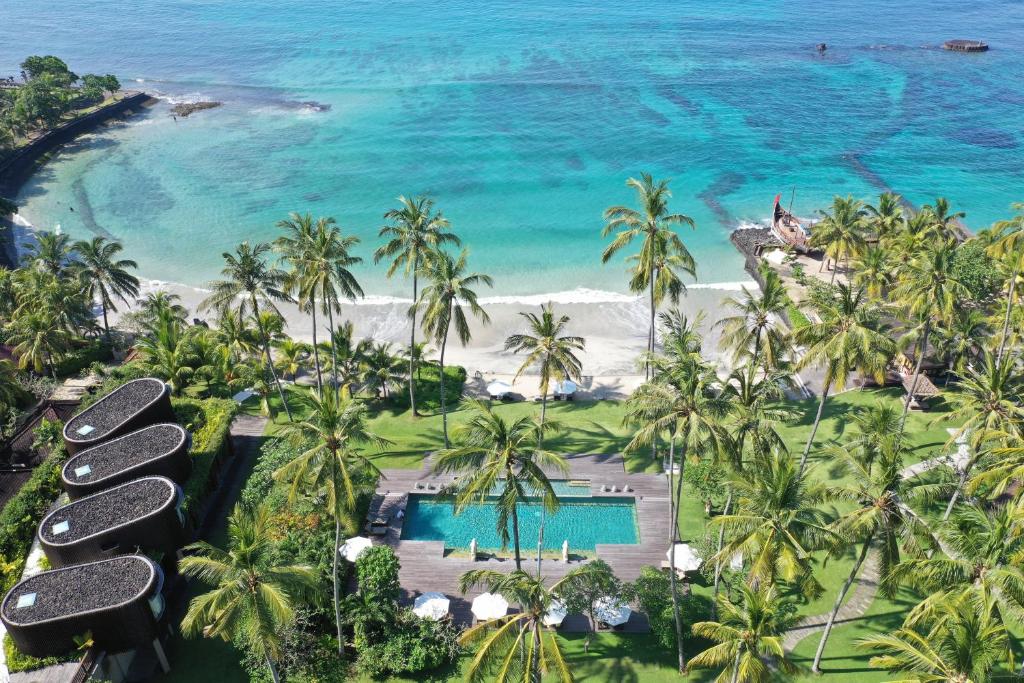 una vista aérea de la playa y el océano en Candi Beach Resort & Spa, en Candidasa