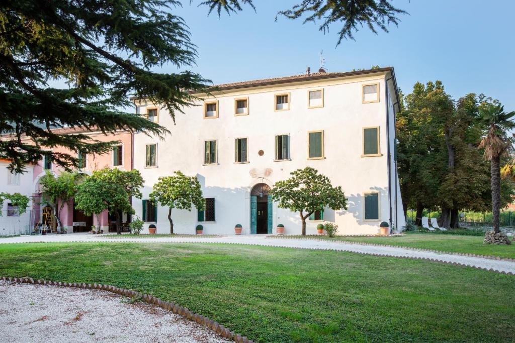 een uitzicht op een groot wit gebouw bij Villa Guarienti Valpolicella in Fumane