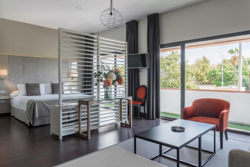 Rúm í herbergi á Sevilla Green Suites