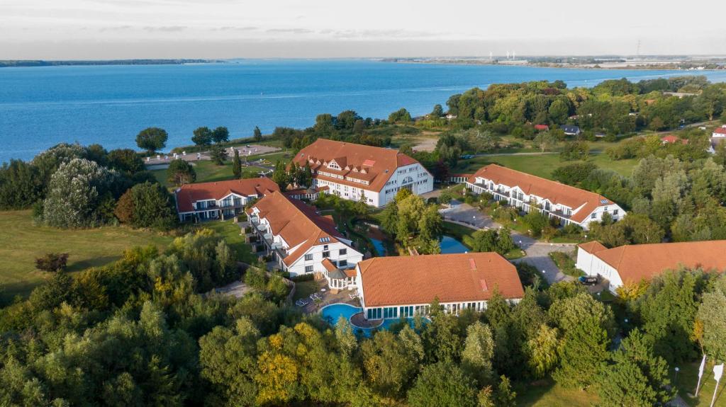 z góry widok na dom z jeziorem w obiekcie Aedenlife Hotel & Resort Rügen w mieście Trent