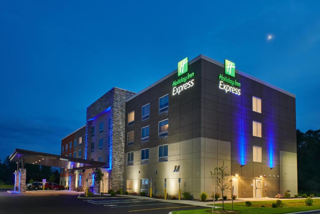 洛克波特Holiday Inn Express - Lockport, an IHG Hotel的办公室大楼的夜间图像