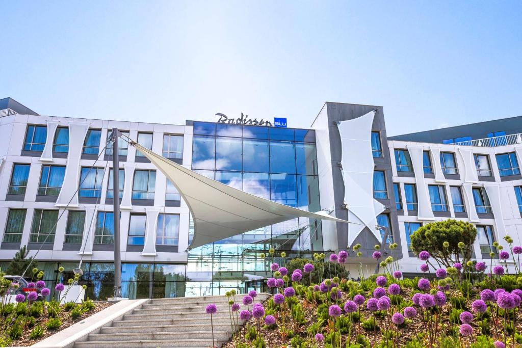 een gebouw met een sculptuur ervoor bij Radisson Blu Hotel Sopot in Sopot