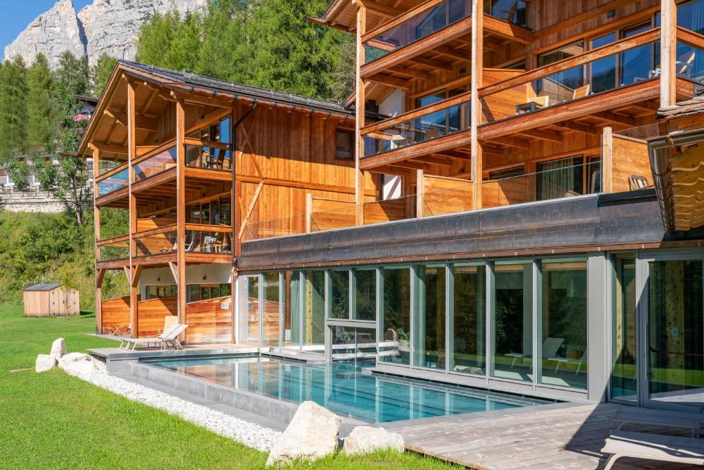 Басейн в Dolomiti Lodge Alverà або поблизу