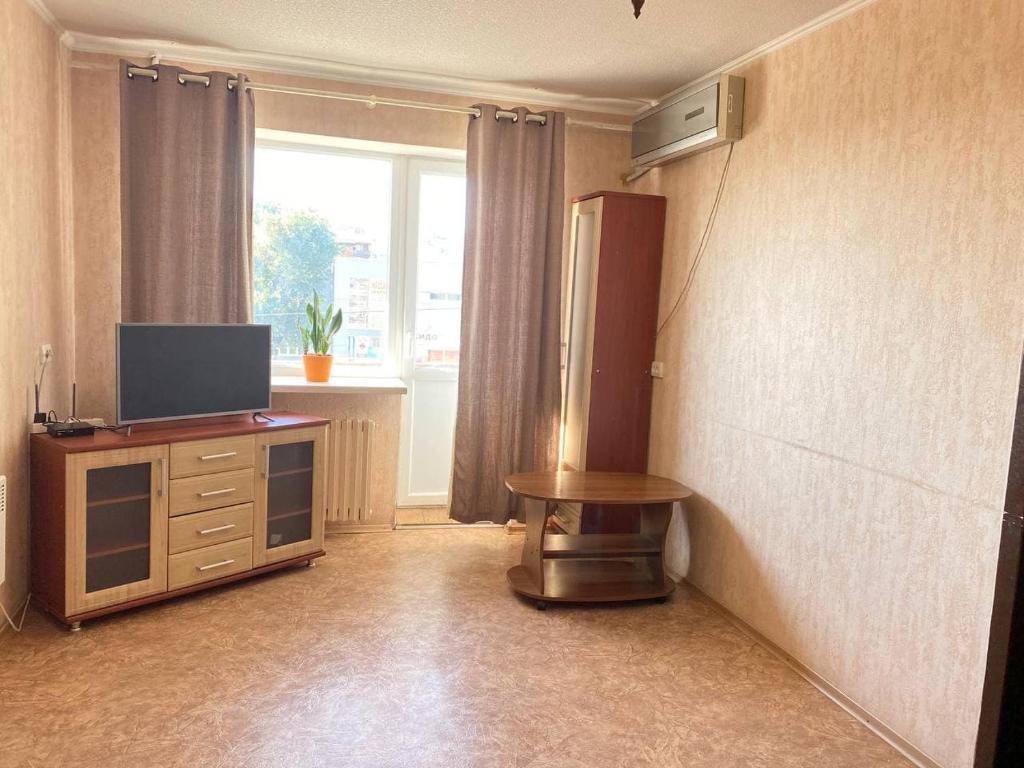 TV tai viihdekeskus majoituspaikassa Apartment 2 rooms Slobozhansky Prospekt