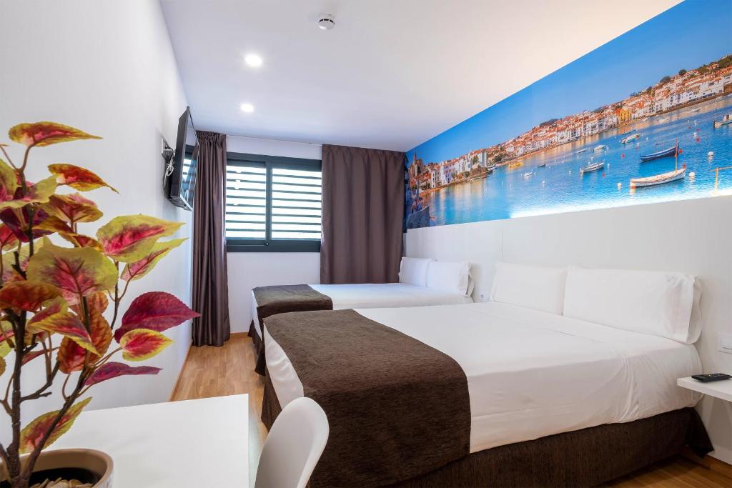 A bed or beds in a room at Hotel BESTPRICE Girona