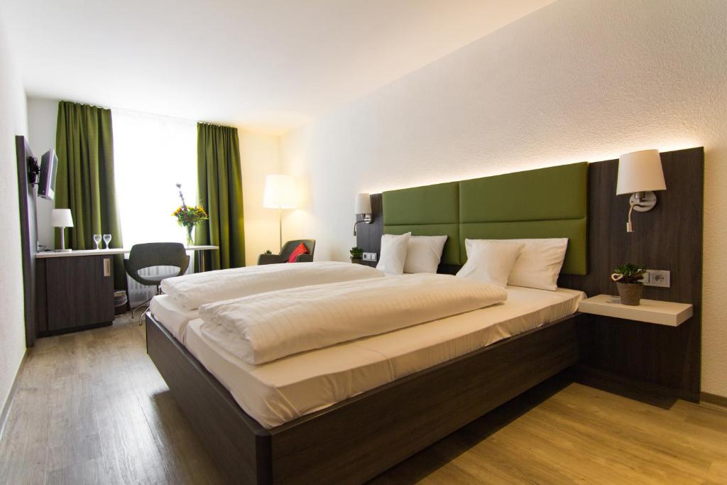 Tempat tidur dalam kamar di Insel-Hotel-Lindau