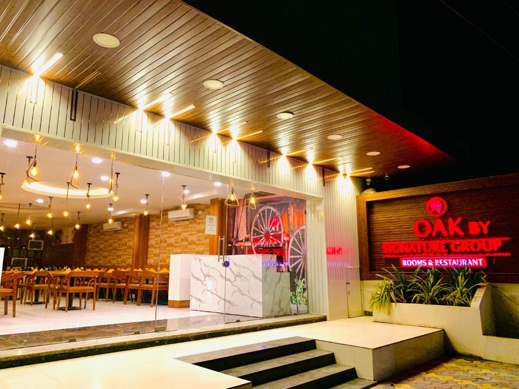 Un restaurant u otro lugar para comer en Hotel oak by signature airport zone hyderabad