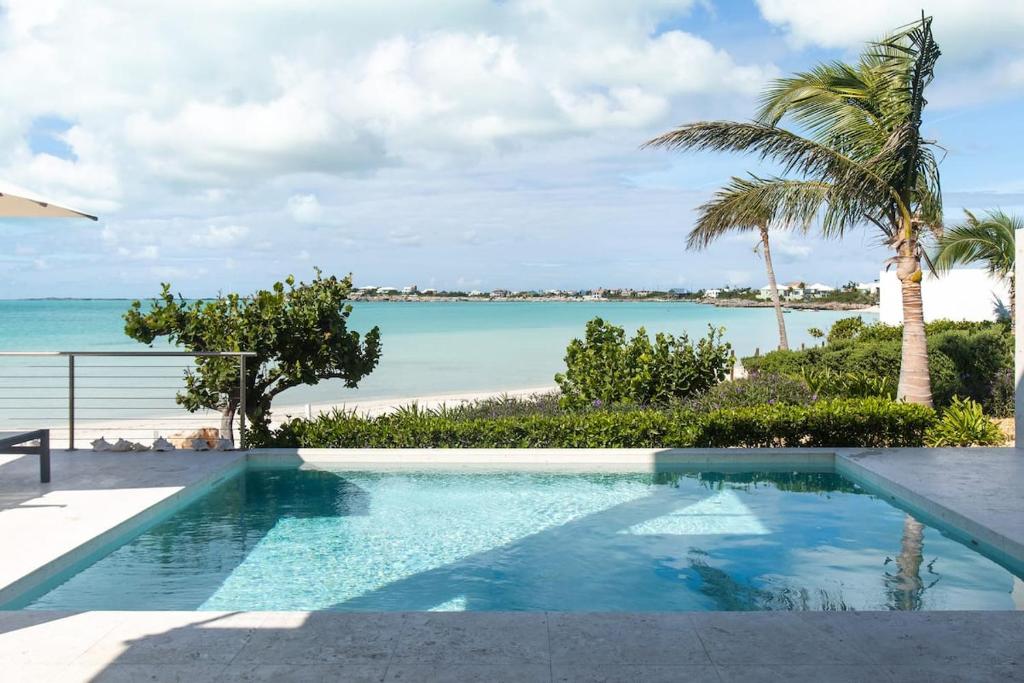 The swimming pool at or close to SulMare at Sapodilla Bay Luxury villas