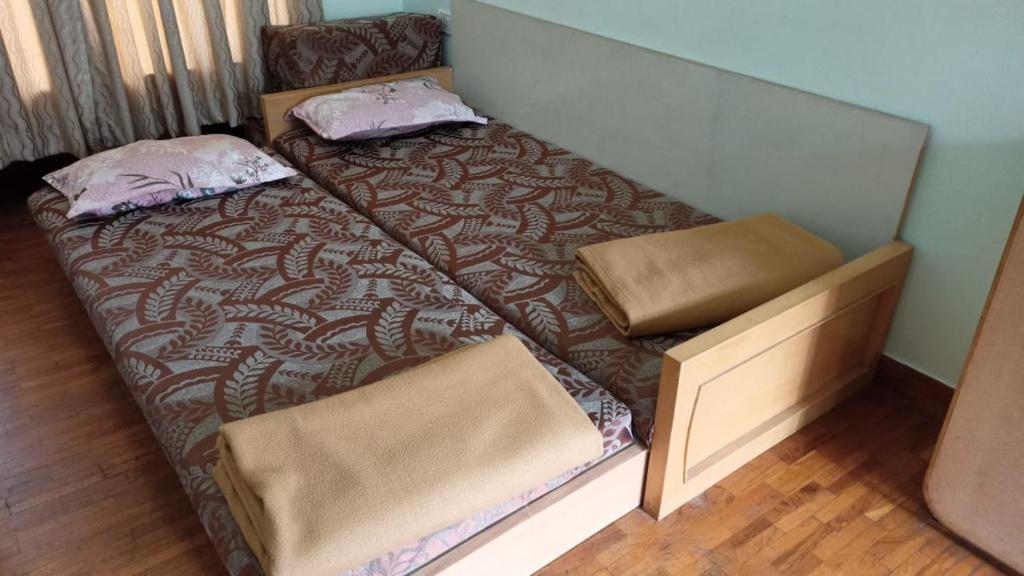 Кровать или кровати в номере kamalam Guest House Kodai