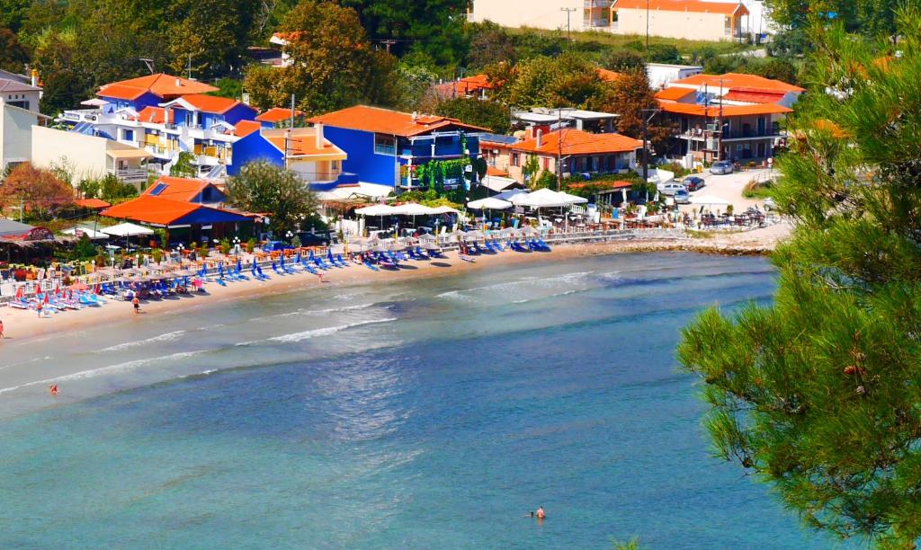 una playa con sillas y sombrillas y gente en ella en Blue Sea Beach Resort, en Skala Potamias