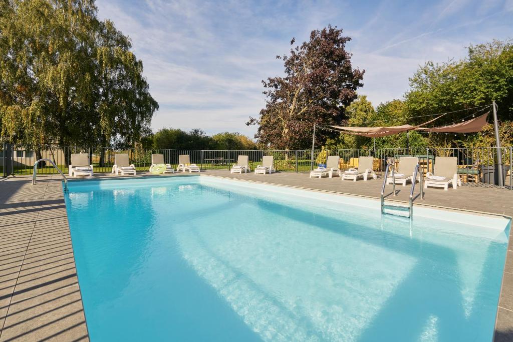 The swimming pool at or close to Novotel Roissy Saint Witz