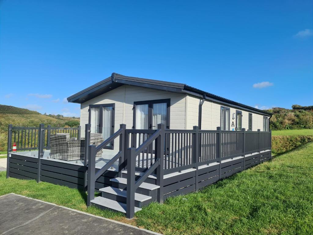 Cabaña pequeña con terraza en blanco y negro en Mawgan Pads Mawgan Porth, en Mawgan Porth