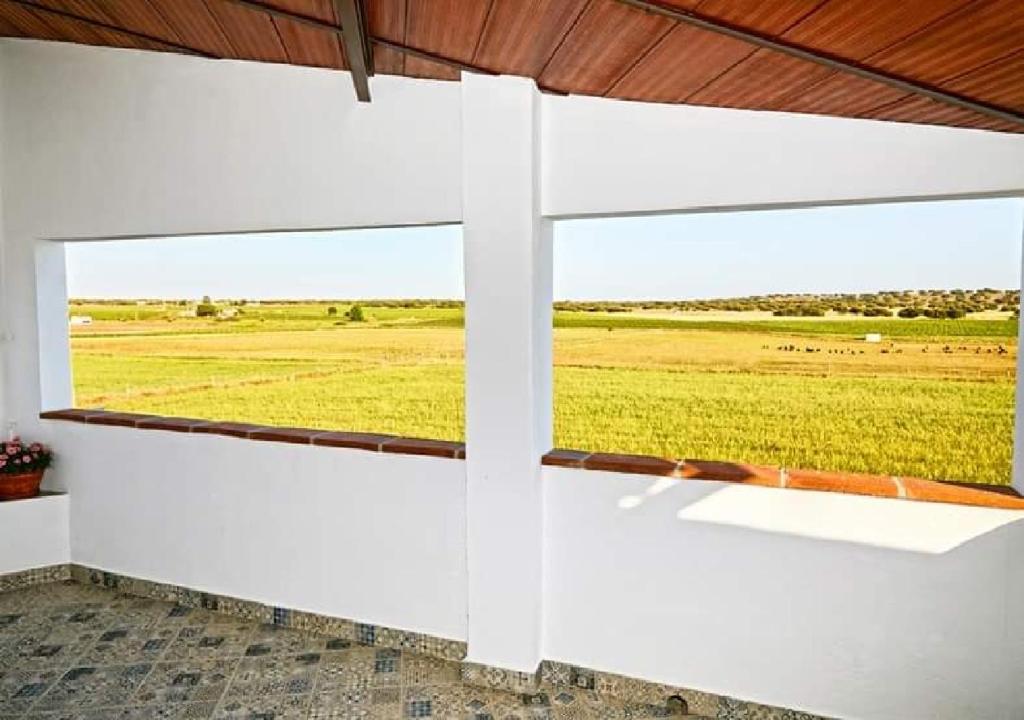 una camera con finestra affacciata su un campo di Casa Coração Alentejano- Casas com EnCanto a Reguengos de Monsaraz