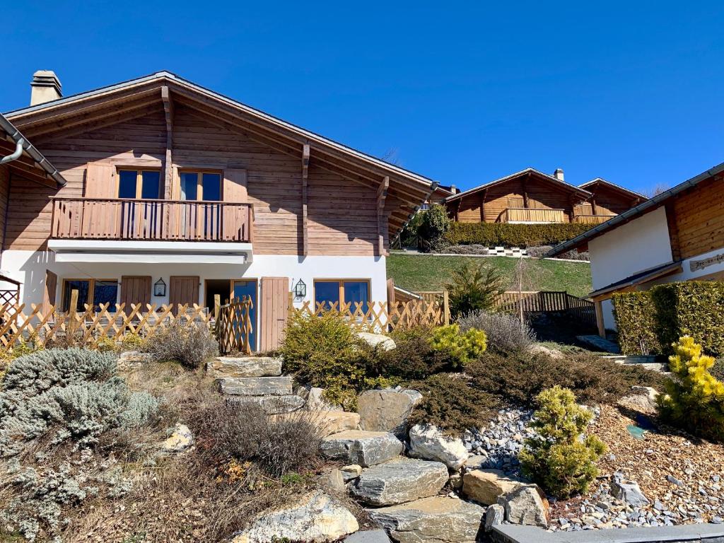 El edificio en el que está el chalet de montaña