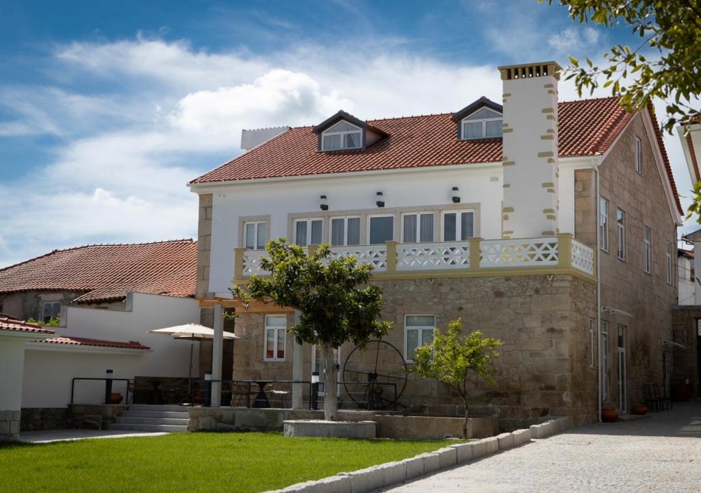 een gebouw met een balkon aan de zijkant bij Casa Moiano in Oliveira do Hospital