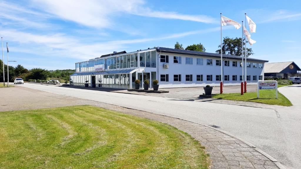 un edificio bianco sul lato di una strada di Dolphin Hotel Herning a Herning