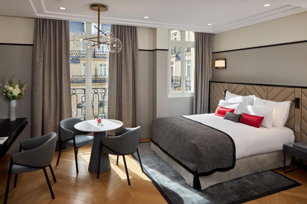 מיטה או מיטות בחדר ב-Fraser Suites Le Claridge Champs-Elysées