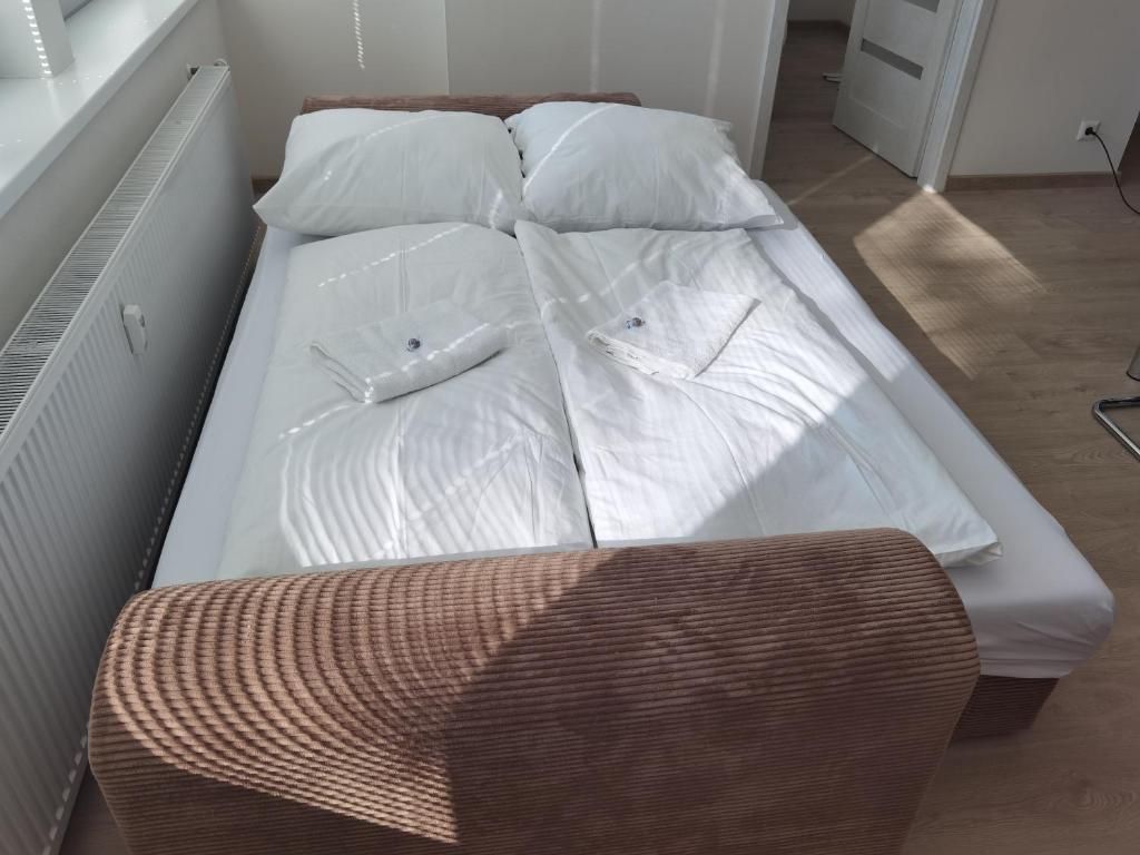 Tempat tidur dalam kamar di Apartmán RUŽA