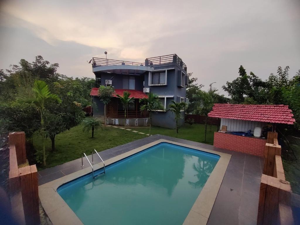 La alberca dentro o cerca de Karjat - 3 BHK Private Bungalow with Private Pool & Garden