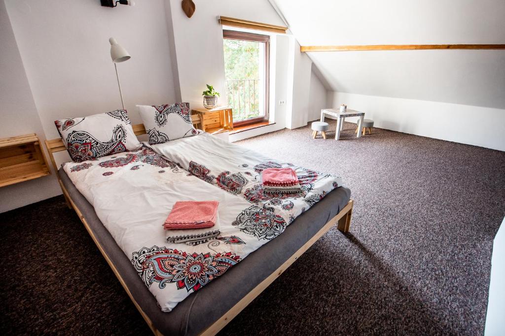 um quarto com uma cama com almofadas em Cracow Family House na Cracóvia