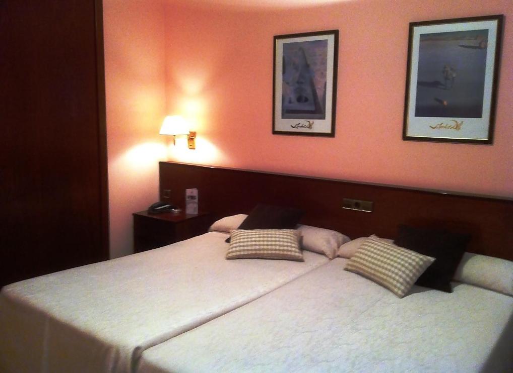 A bed or beds in a room at Hotel La Seu